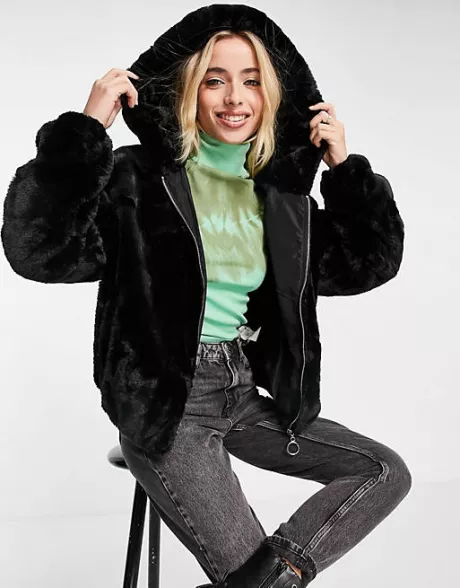 Pimkie – Flauschige Jacke mit Kapuze aus Kunstpelz in Schwarz | ASOS