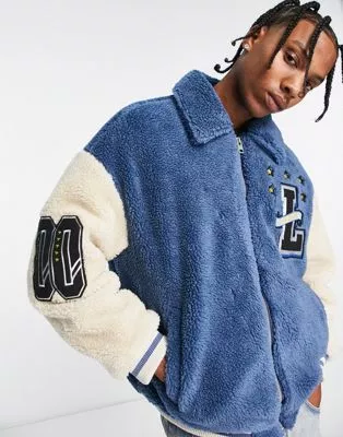 Bershka – Bestickte College-Jacke aus Sherpa-Fleece in Blau | ASOS