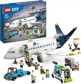 LEGO 60367 City Passagierflugzeug Spielzeug-Set, großes Flugzeug-Modell mit Fahrzeugen des Flughafen-Bodenpersonals: Vorfeldbus, Pushback-Schlepper, Catering-Lader, Gepäckwagen und 9 Minifiguren