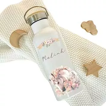 Manufaktur Liebevoll Trinkflasche Motiv Pferd Pony mit Namen als Geschenk für Mädchen | 500 ml auslaufsichere Isolierflasche aus Edelstahl I Flasche für Kita Schule Sport (Motiv Meliah) : Amazon.de: Handmade-Produkte