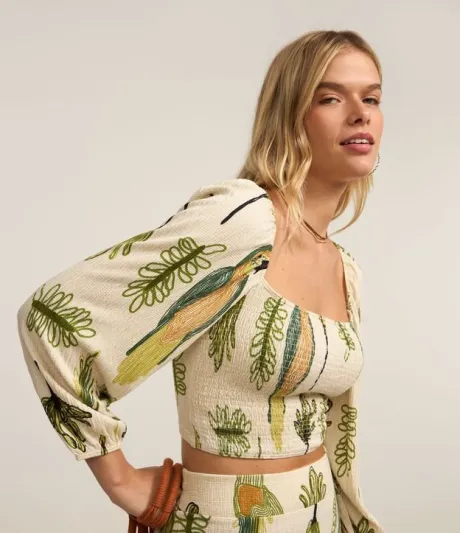 Blusa Cropped Texturizada com Estampa Folhagens Bege/Verde